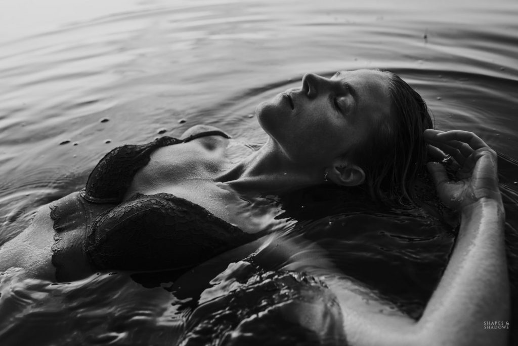 boudoir fotograaf lingerie shootbuiten shapes shadows nederland