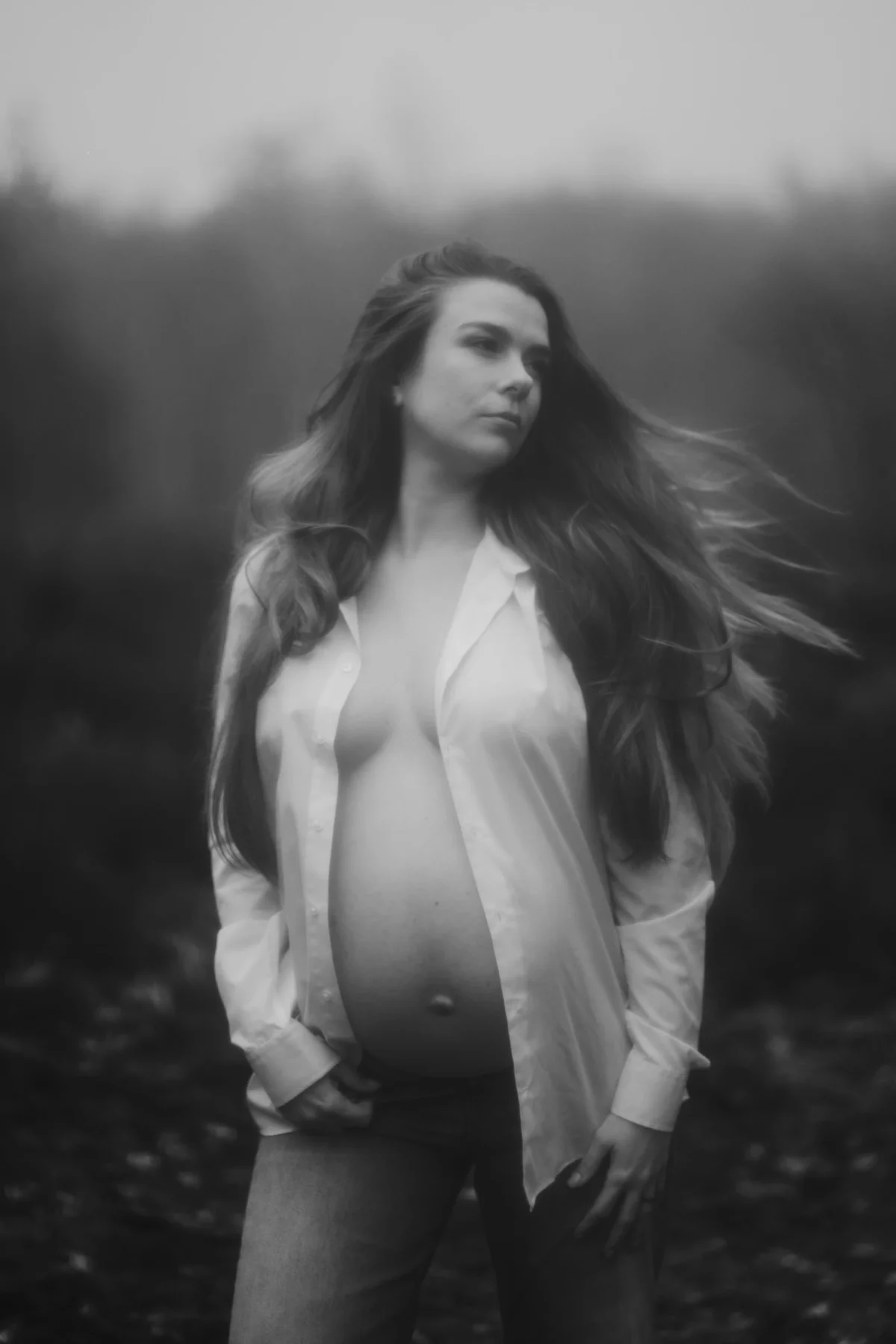 klassieke foto van zangere vrouw met oversized witte blouse, gebruik gemaakt van beweging waardoor er een dromerige waas over de foto hangt