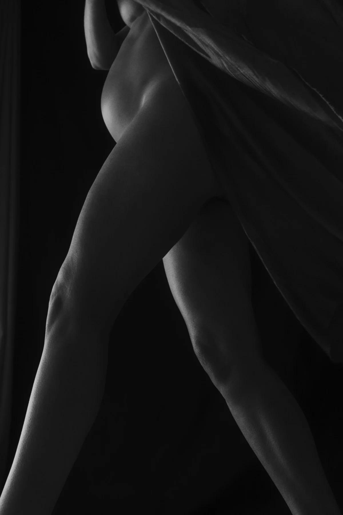 Clair-obscur zwangerschapsfotografie is een stijl die draait om het intense contrast tussen licht en donker, vergelijkbaar met de techniek die schilders als Rembrandt gebruikten, hier met focus op benen, Shapes Shadows