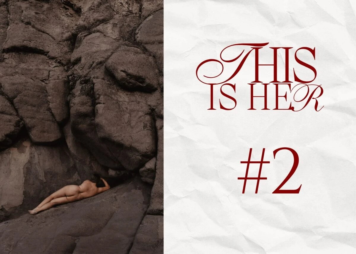 een foto van een vrouw liggend op een rots van achteren gefotografeerd in uniek warm licht naast een wit blok met daarop de tekst "This is her #3".