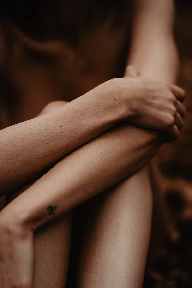 close-up van een vrouwen arm en been waarop kippenvel te zien is voor zachte en krachtige vrouwen fotografie van Shapes Shadows