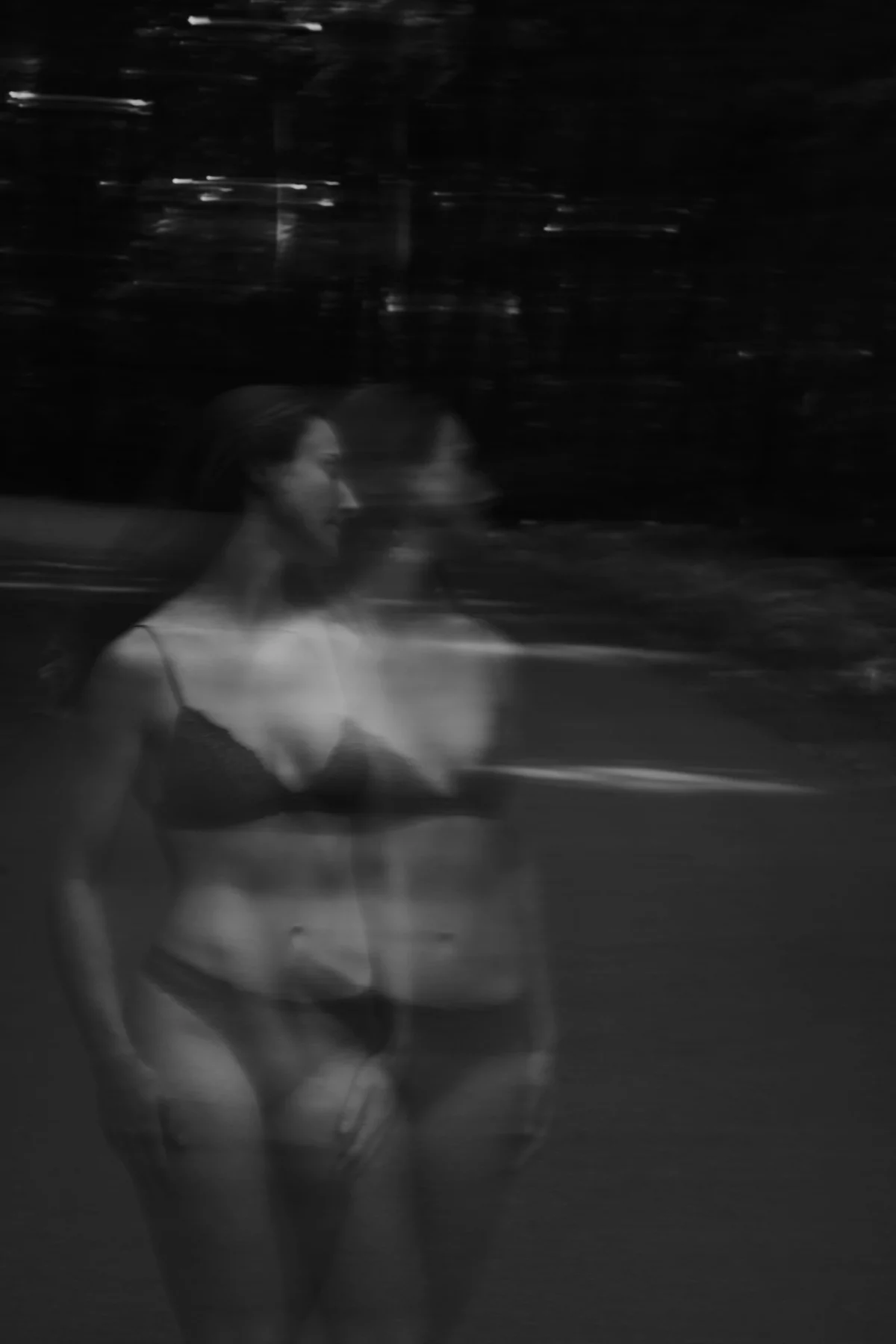 vrouw in zwarte lingerie op een zwart-wit foto te zien waarop zij een bewogen effect heeft