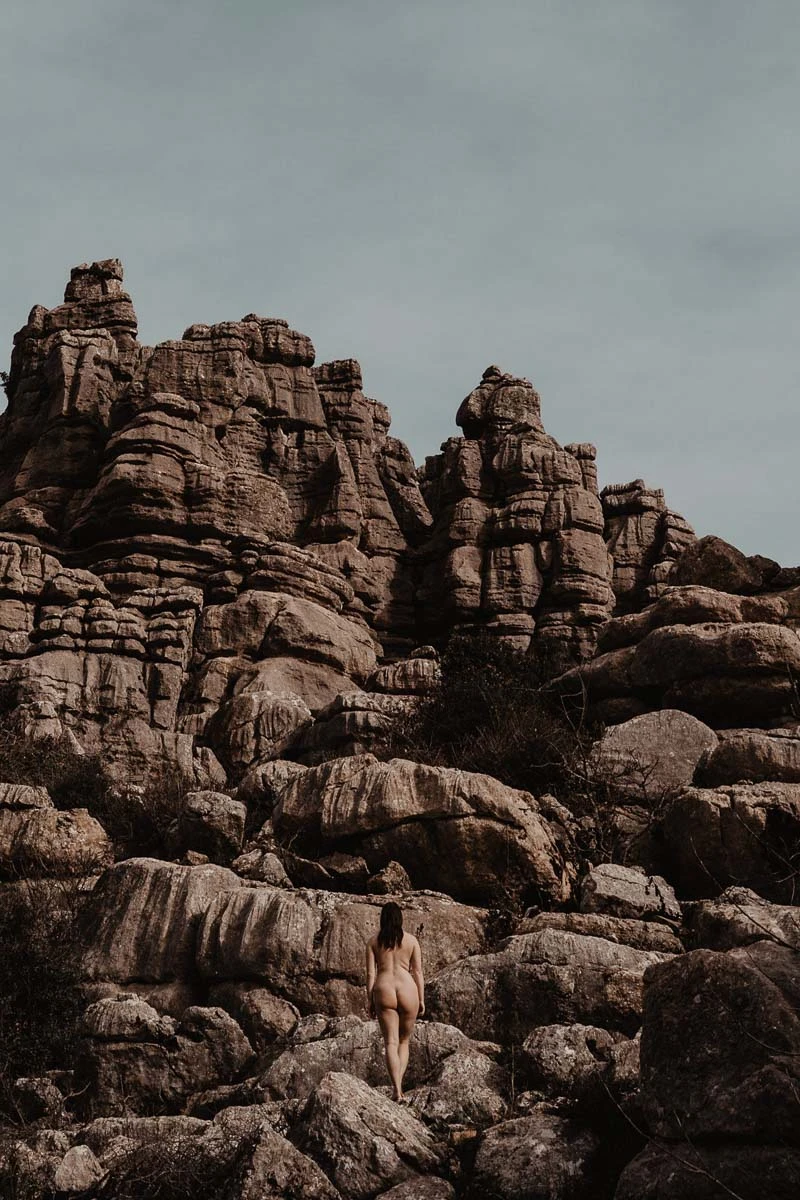 Vrouw tijdens boudoir shoot in rotsachtig landschap